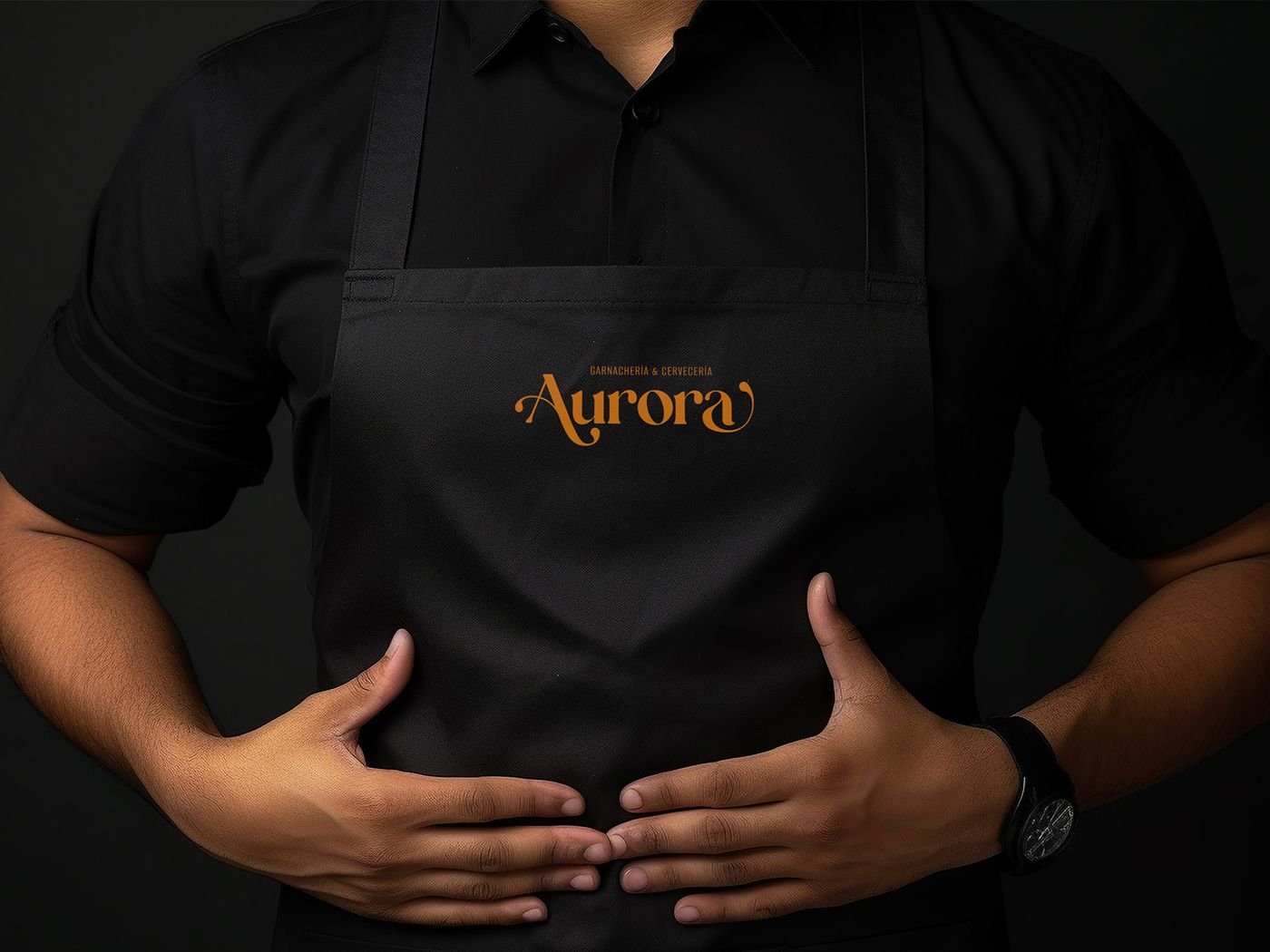 Mandil negro con el logotipo de Aurora bordado en naranja
