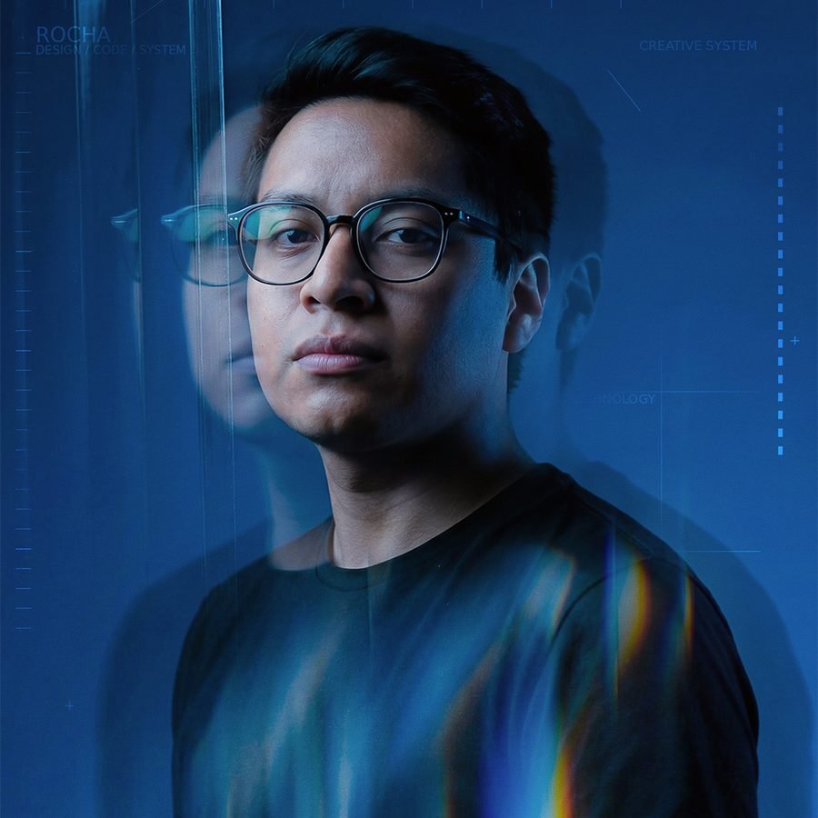 Retrato de Jorge Rocha con luz azul y reflejos sobre un cristal