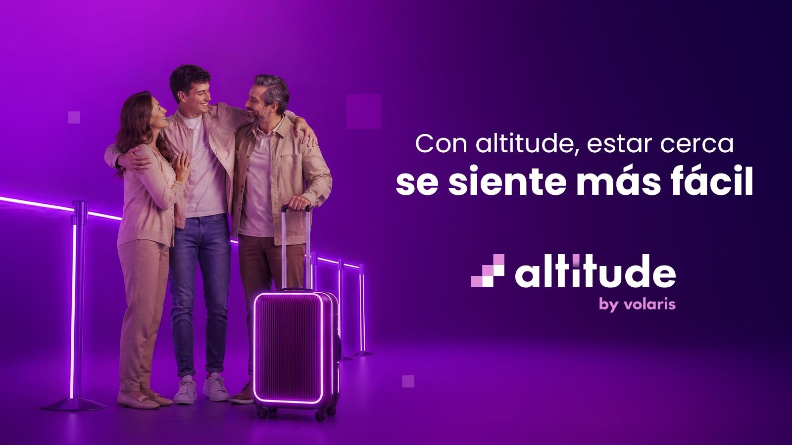 Pieza de altitude by Volaris para segmento Business, con una viajera de negocios en sala de espera