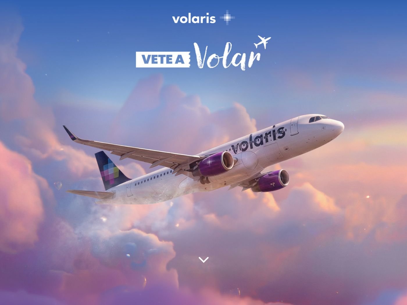Hero de Vete a Volar con un avión de Volaris entre nubes al atardecer